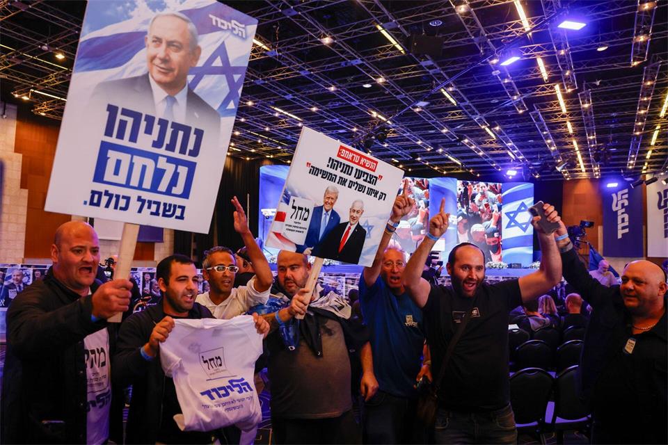 Anhänger der Likud-Partei von Regierungschef Benjamin Netanjahu feiern, weil erste Prognosen die Partei vorne sehen. Olivier Fitoussi/dpa