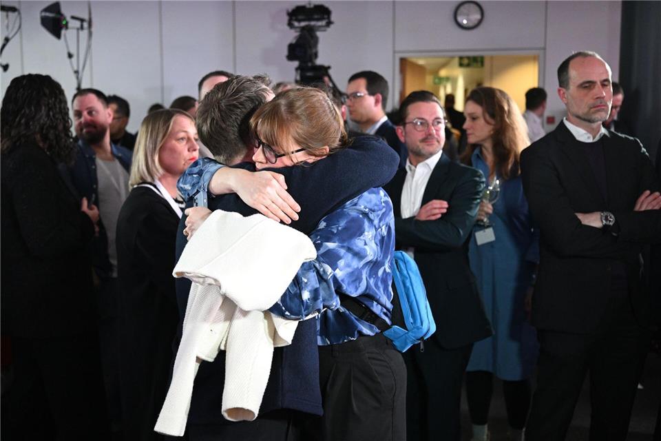 Anhänger der SPD reagieren bei der SPD-Wahlparty nach der Prognose zum Ergebnis der Landtagswahl in Rheinland-Pfalz enttäuscht. Boris Roessler/dpa
