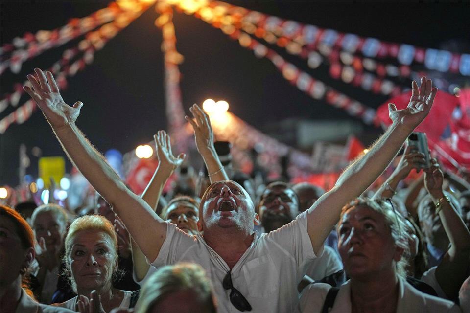 Anhänger der größten türkischen Oppositionspartei, der Republikanischen Volkspartei (CHP), während einer Rede des Parteivorsitzenden Özel bei einer Kundgebung.Francisco Seco/AP/dpa