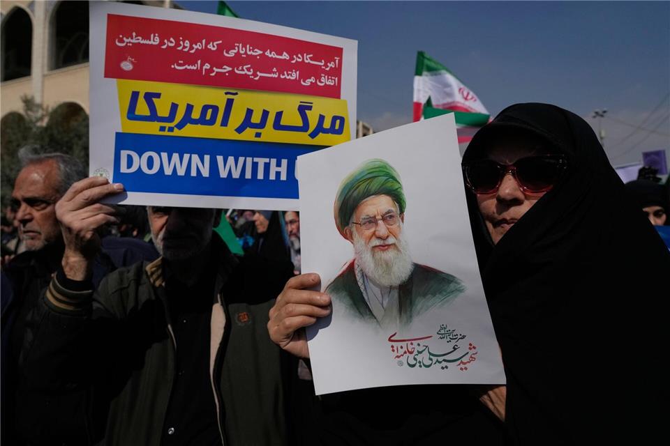 Anhänger der iranischen Regierung protestieren gegen die Angriffe.  Vahid Salemi/AP/dpa