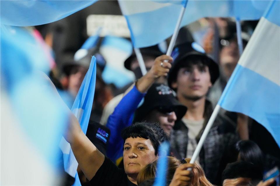 Bilder des Tages  Anhänger der oppositionellen Peronistischen Partei versammeln sich nach Schließung der Wahllokale bei der Parlamentswahl in der Wahlkampfzentrale in La Plata, Argentinien.Gustavo Garello/AP/dpa