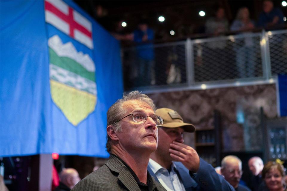 Anhänger des „Alberta Prosperity Project“ verfolgen, wie die Ergebnisse des Referendums nach und nach bekanntgegeben werden.John Ulan/The Canadian Press/AP/dpa