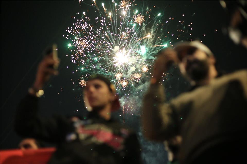 Anhänger des irakischen Ministerpräsidenten Mohammed Shia al-Sudani jubeln auf dem Tahrir-Platz nach der Bekanntgabe der vorläufigen Wahlergebnisse in Bagdad.Ameer Al-Mohammedawi/dpa
