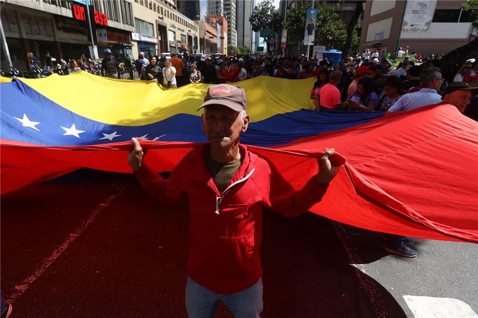 Anhänger des venezolanischen Staatschefs Maduro versammeln sich in der Stadtmitte und protestieren, nachdem US-Präsident Trump bekannt gegeben hat, dass der venezolanische Präsident gefangen genommen und aus dem Land ausgeflogen wurde.Jeampier Arguinzones/dpa