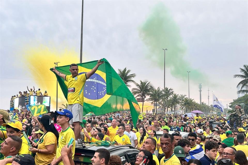 Anhänger von Flávio Bolsonaro jubeln in Rios Nobelviertel Barra da Tijuca.Philipp Znidar/dps/dpa