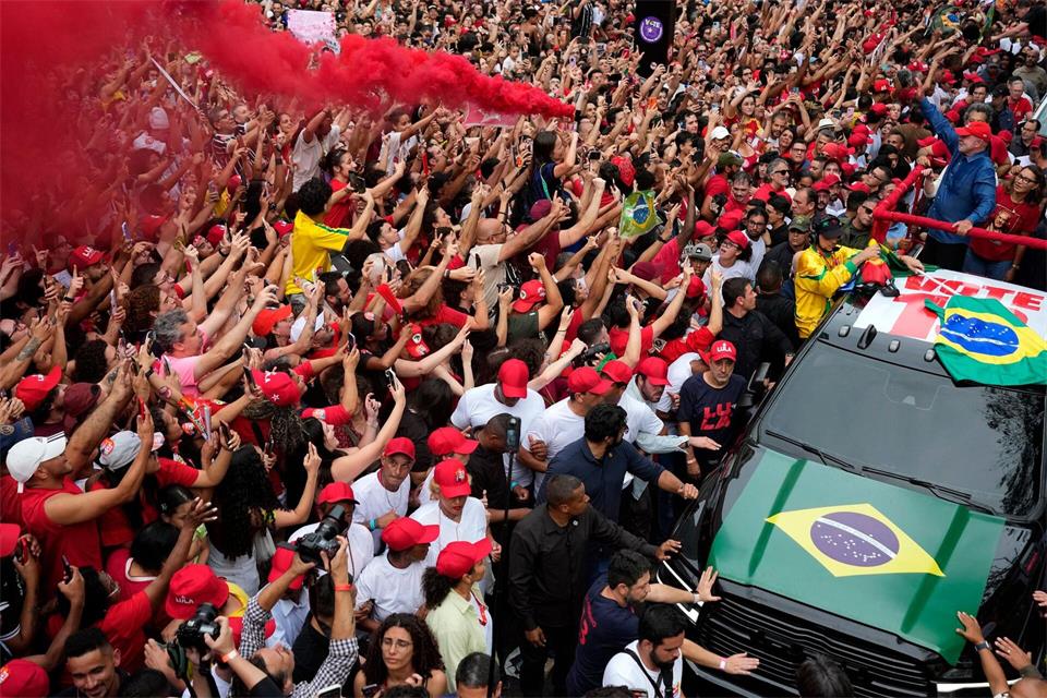 Anhänger von Lula jubeln in São Paulo.Natacha Pisarenko/AP/dpa