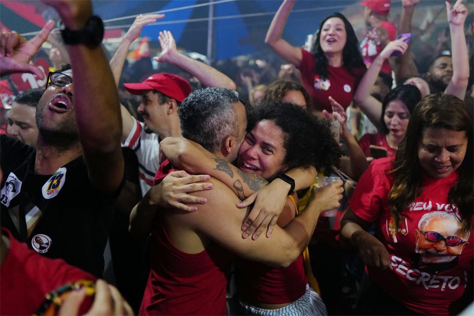 Anhänger von Präsident Lula feiern in Rio de Janeiro, nachdem er die Stichwahl um das Präsidentenamt gewonnen hat.Lucas Landau/AP/dpa