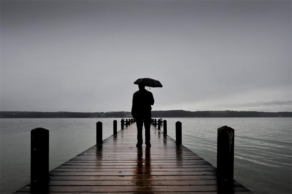 Anhaltende Antriebslosigkeit, Schlafstörungen und sozialer Rückzug zählen zu den häufigsten Frühsymptomen einer Depression und sollten ernst genommen werden.Victoria Bonn-Meuser/dpa