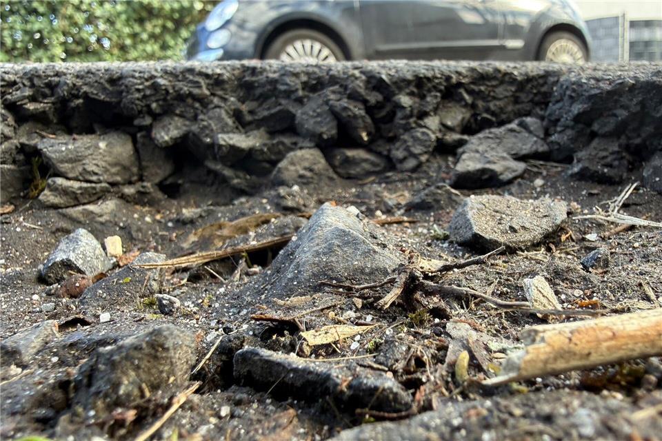 Anhaltender Frost und Feuchtigkeit haben dem Straßenbelag teils massiv zugesetzt. Boris Roessler/dpa