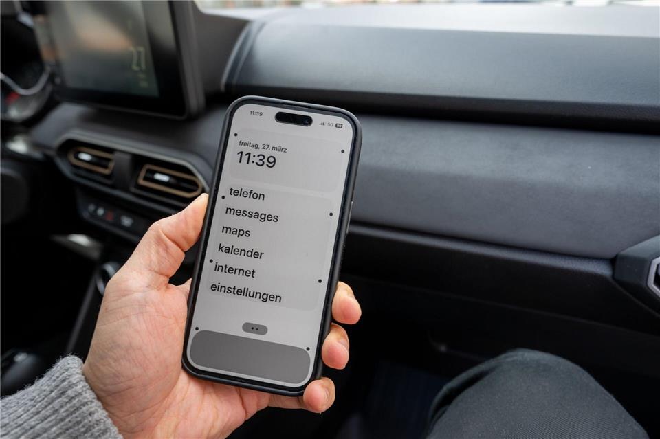 Animierte Punkte auf dem Display sollen gegen Reiseübelkeit helfen: Denn sie zeigen die Bewegungen des Fahrzeugs an und sollen so die Verwirrung des Gleichgewichtsorgans mindern. Zacharie Scheurer/dpa-tmn
