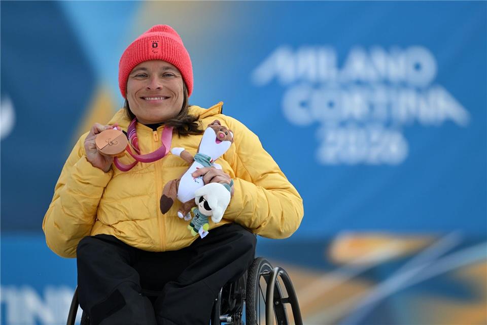 Anja Wicker freut sich über ihre dritte Medaille. Martin Schutt/dpa