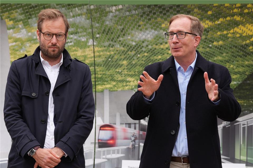 Anjes Tjarks (l), Senator für Verkehr und Mobilitätswende, und Robert Henrich, der mittlerweile freigestellte Vorstandschef der Hamburger Hochbahn. (Archivbild)Marcus Brandt/dpa