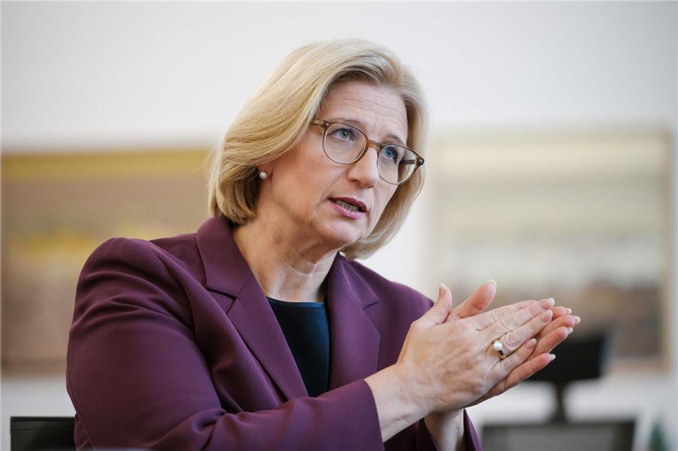 Anke Rehlinger (SPD), saarländische Ministerpräsidentin, ist von einer möglichen Mehrwertsteuer-Erhöhung nicht überzeugt. (Archivbild)Oliver Dietze/dpa