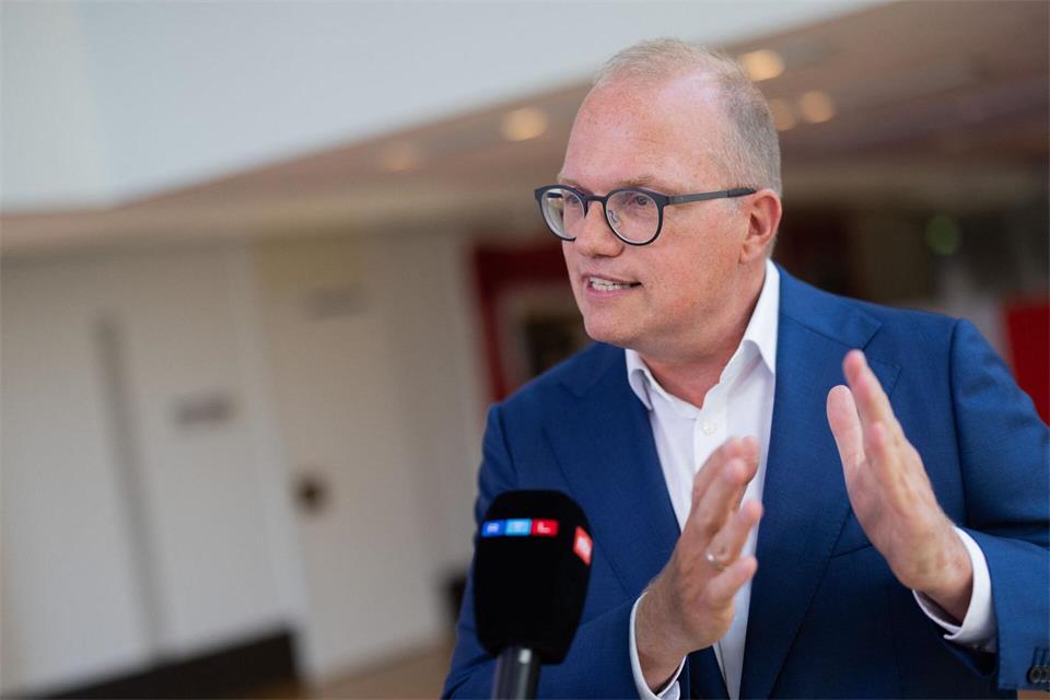 Ankündigungen der Landesregierung müssen mehr Taten folgen, fordert der nordrhein-westfälische SPD-Oppositionsführer Jochen Ott. Rolf Vennenbernd/dpa