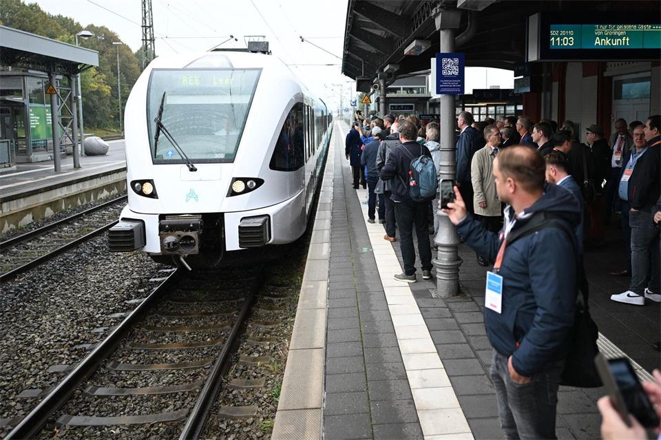 Ankunft in Leer. Vorerst ist zwischen Groningen und Leer noch meist ein Umstieg in Winschoten nötig.Lars Penning/dpa