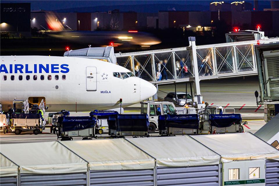 Flug mit Afghanen soll in Deutschland gelandet sein Ankunft in der niedersächsischen Landeshauptstadt: In Hannover ist ein Flieger aus Istanbul gelandet.Moritz Frankenberg/dpa