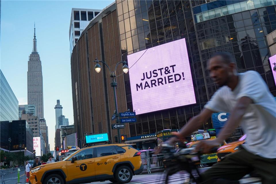 Anlässlich der Hochzeit der Sängerin Taylor Swift und des NFL-Spielers Travis Kelce ist am Madison Square Garden ein Schild mit der Aufschrift „Just&t Married“ zu sehen.Ryan Murphy/AP/dpa