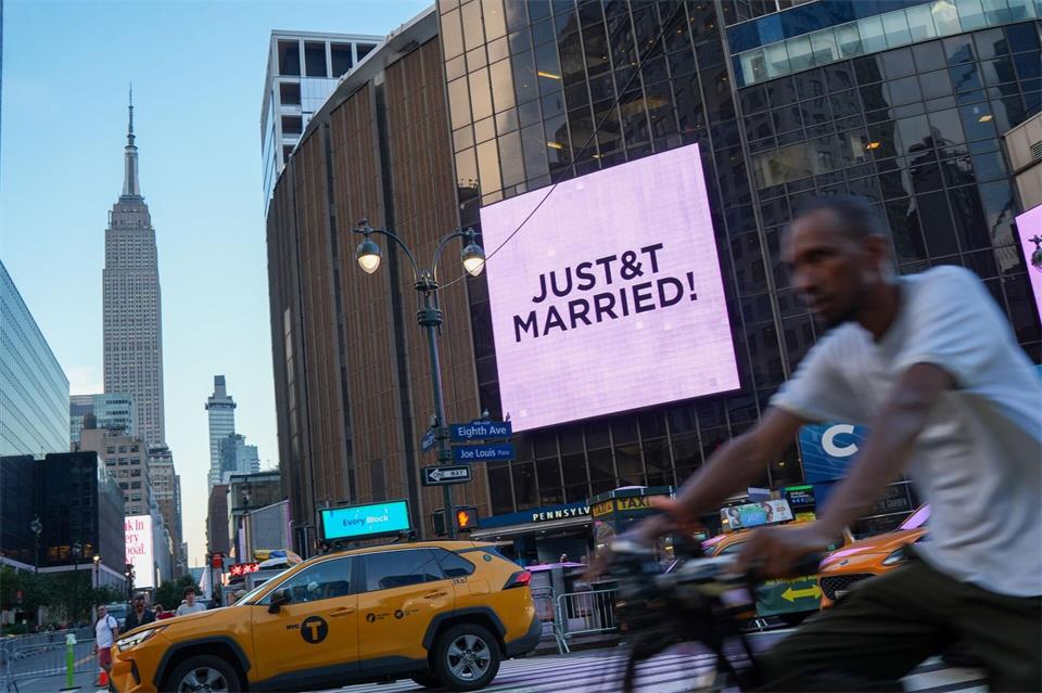 Anlässlich der Hochzeit von Taylor Swift und Travis Kelce iwar am Madison Square Garden ein Schild mit der Aufschrift „Just&t Married“ zu sehen. (Archivbild)Ryan Murphy/AP/dpa