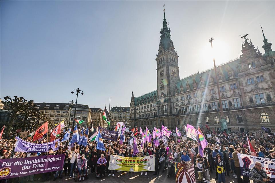 Tausende bei Hamburger Demonstrationen zum Weltfrauentag Anlässlich des Weltfrauentages gibt es mehrere Demonstrationen in Hamburg.Georg Wendt/dpa