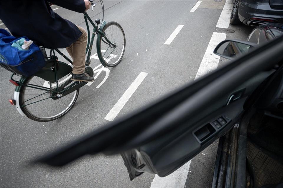 Anlässlich eines Unfalls in Rostock appelliert die Polizei an Autofahrer, auf den nachfolgenden Verkehr zu achten, wenn sie eine Fahrzeugtür öffnen. (Symbolbild)Sebastian Gollnow/dpa