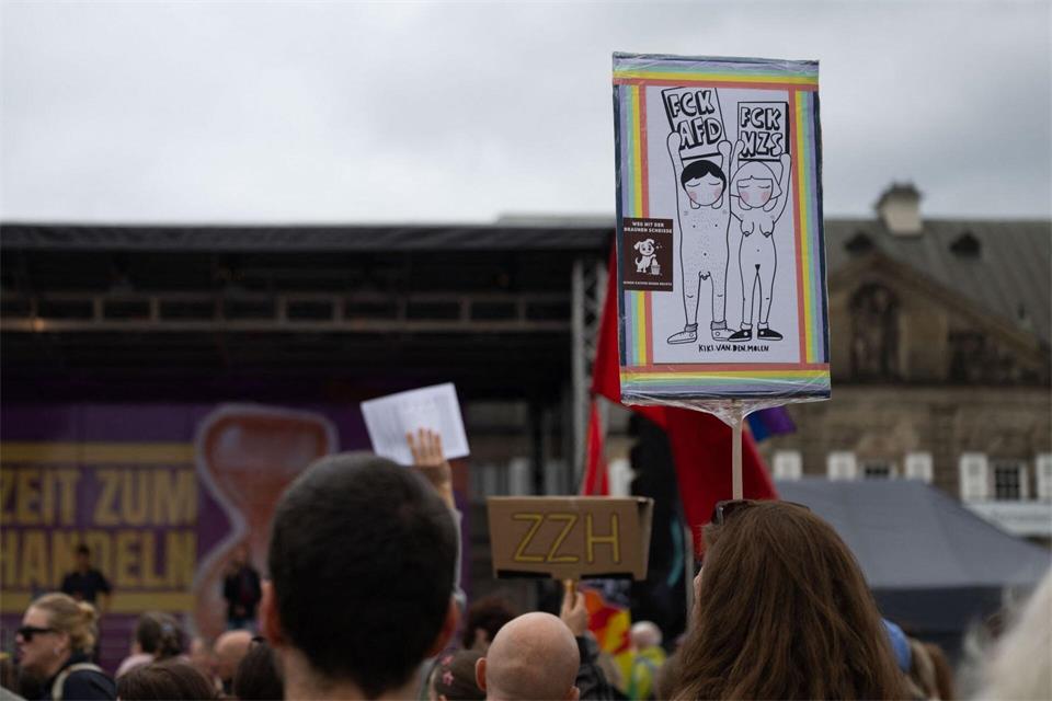 Anlass der Demo war der klare Wahlsieg der AfD bei der Landtagswahl in Sachsen-Anhalt vor einer Woche.Katharina Kausche/dpa