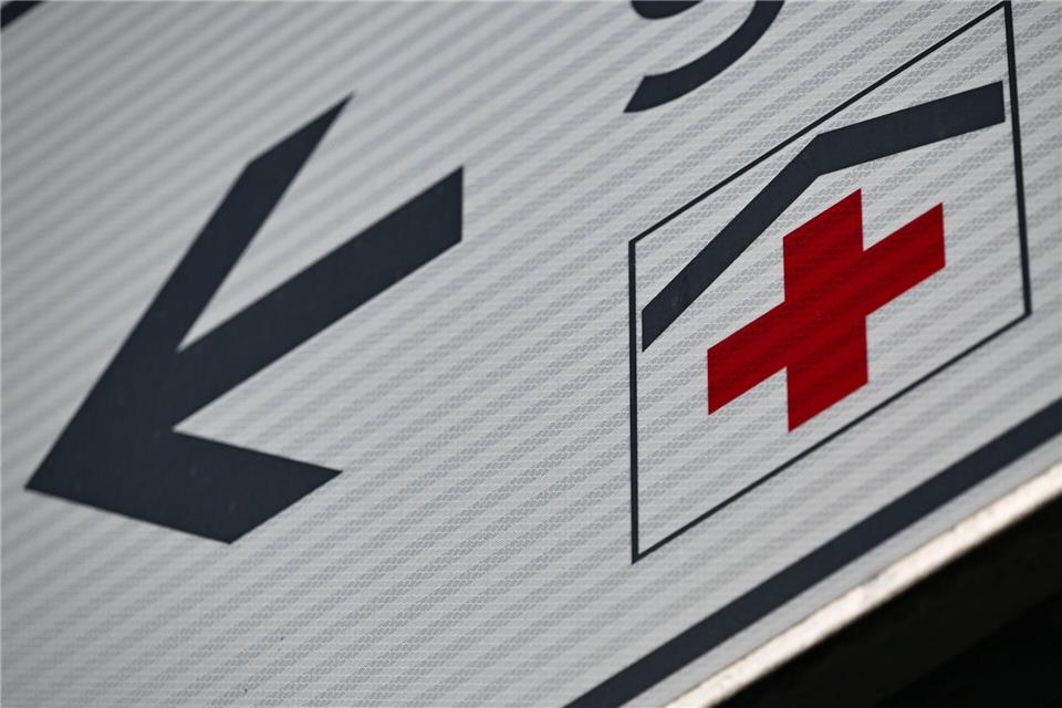 Anlass für den Einsatz ist ein Vorkommnis innerhalb des Krankenhauses, wie es hieß. (Symbolbild)Arne Dedert/dpa