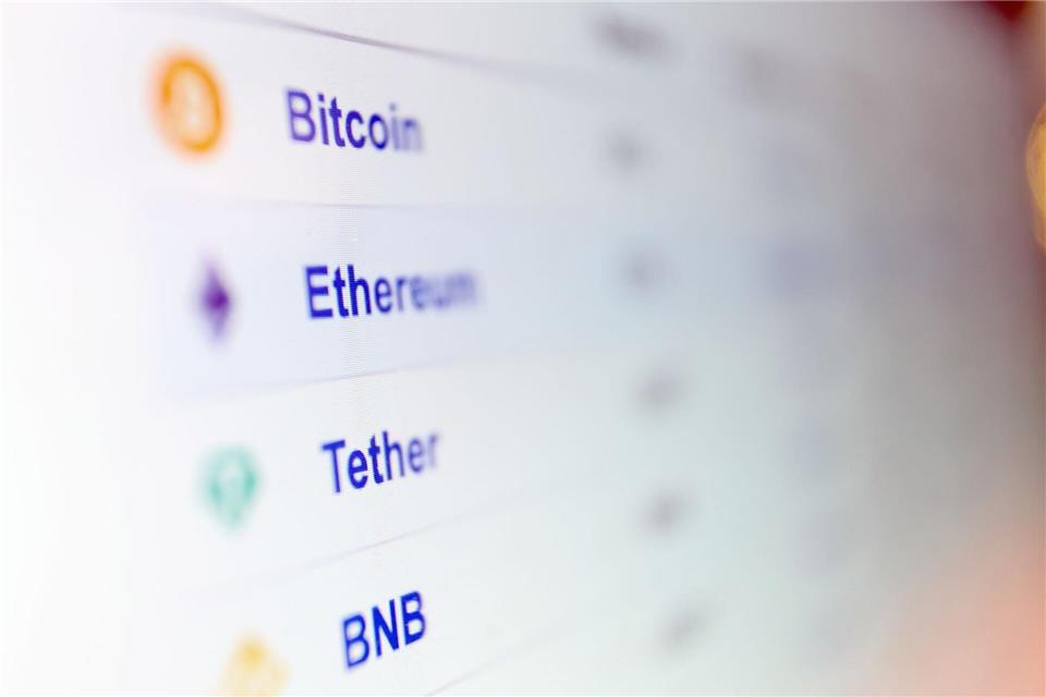 Anleger, die ihr Geld in Bitcoin und andere Kryptowährungen investiert haben, müssen sich in Geduld üben. (Symbolbild)Karl-Josef Hildenbrand/dpa