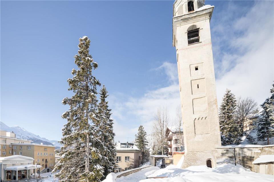 Anmutig im Alpenidyll: Dieser alte Kirchturm ist das schräge Wahrzeichen von St. Moritz.Engadin St. Moritz Tourismus AG/dpa-tmn