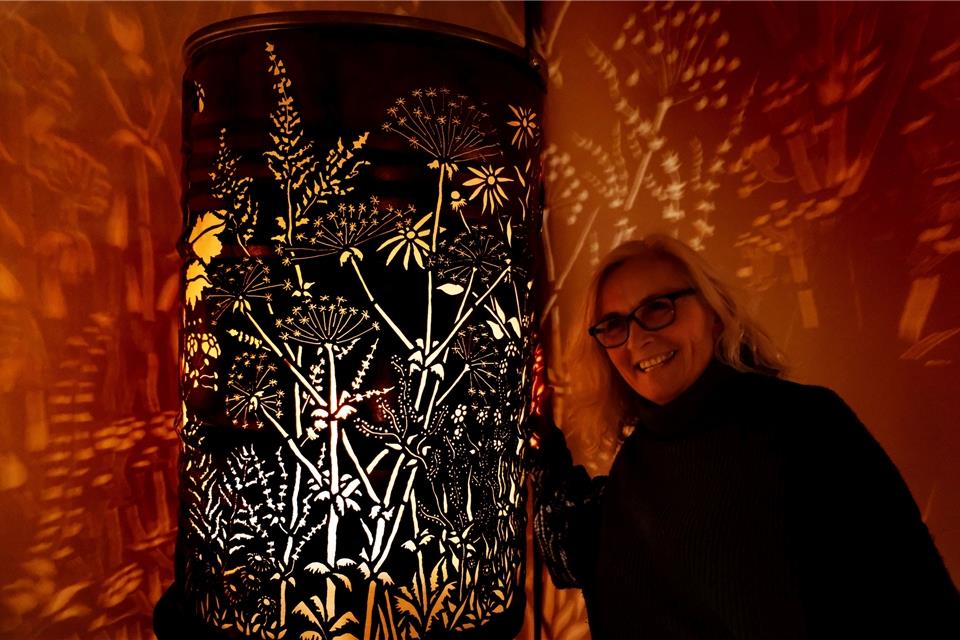 Ann-Katrin Böckenhoff macht aus ausgedienten Metalltonnen beeindruckende Lichtobjekte.