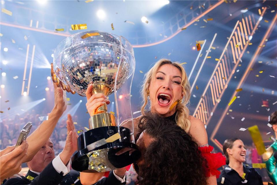 Anna-Carina Woitschack freut sich im Finale der RTL-Tanzshow „Let’s Dance“ im Coloneum über den Sieg.Rolf Vennenbernd/dpa