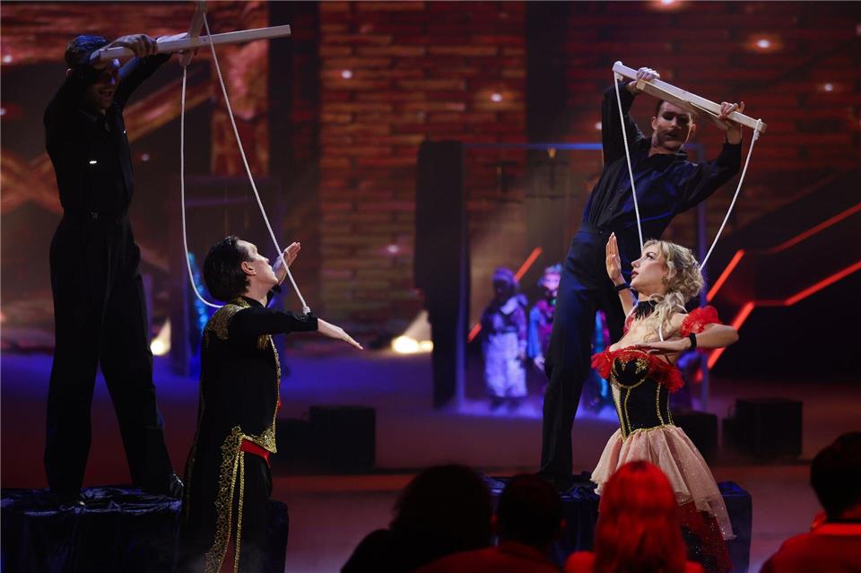 Anna-Carina Woitschack griff in ihrem Abschlusstanz die Puppenspieler-Tradition ihrer Familie auf.Rolf Vennenbernd/dpa
