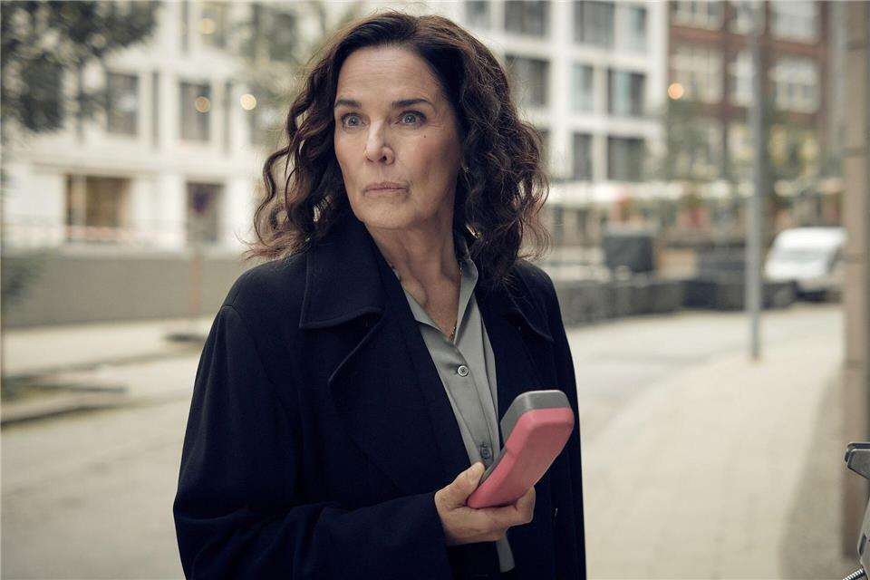 Anna Conti (Désirée Nosbusch) versucht an der Telefonzelle zu rekonstruieren, was der anonymen Anruferin widerfahren ist. Peter Drittenpreis/ZDF/Arte/dpa