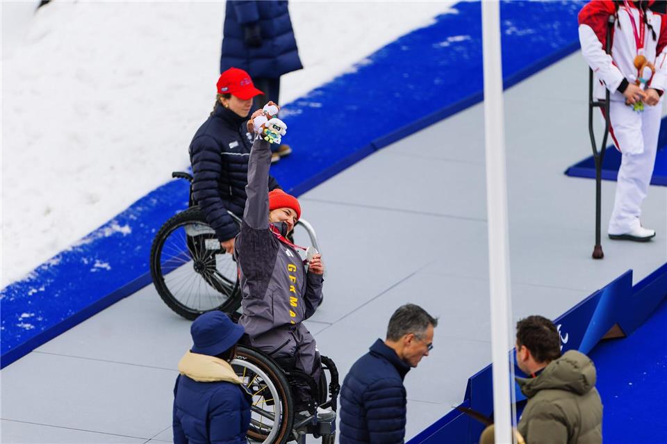 Anna-Lena Forster jubelt über ihre Silbermedaille.Philipp von Ditfurth/dpa