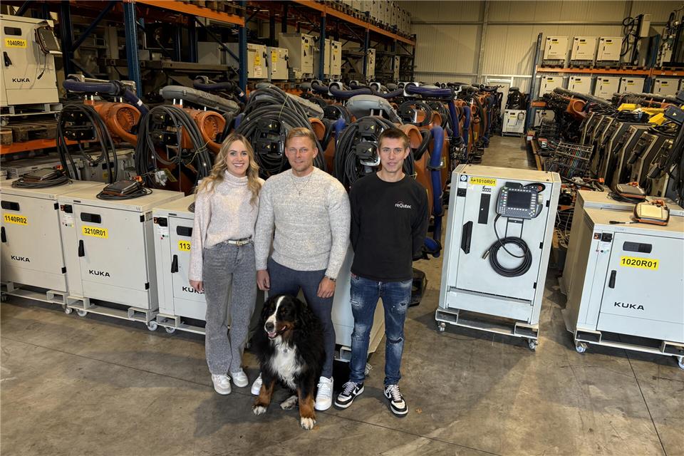 Anna Lena Lütkenhorst, Sven Schulten und Timo Lütkenhorst sowie Hund Bradley bilden das Team der reQutec GmbH.
