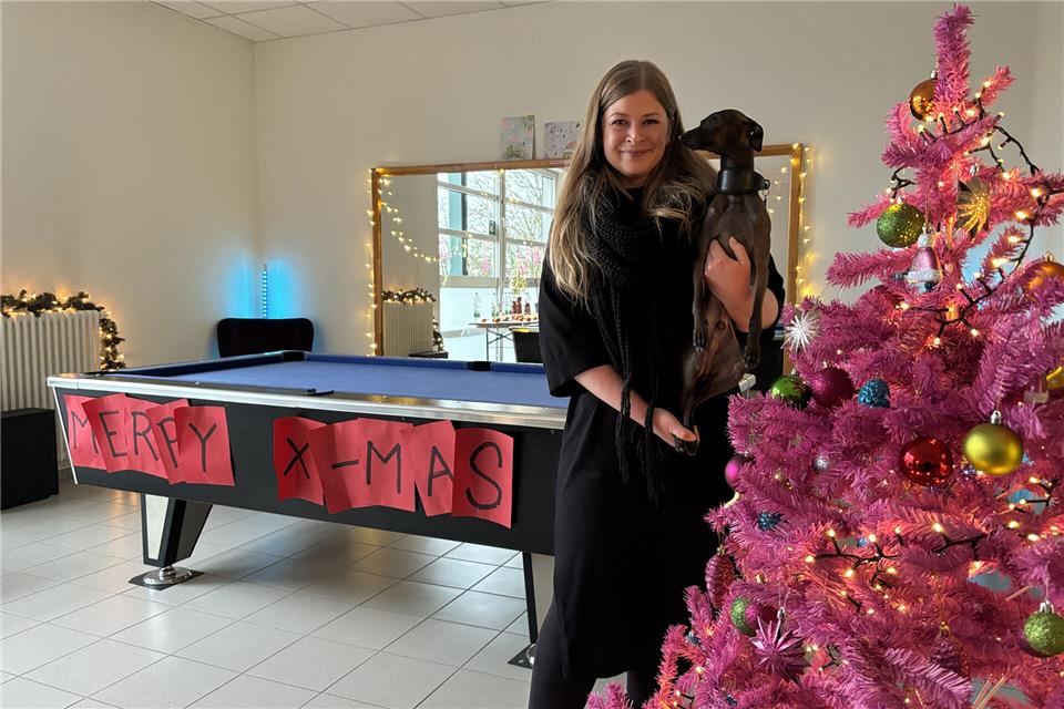 Anna Löbbecke leitet das Jugendhaus Erle. Stets dabei ist ihr Hund Filou, italienisches Windspiel heißt die Art.