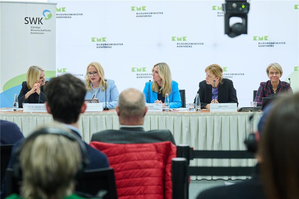 Anna Stolz, Präsidentin der Bildungsministerkonferenz (Mitte) sieht keine Chance für die Idee aus Sachsen, Schluss zu machen mit der Verbeamtung von Lehrern. Annette Riedl/dpa