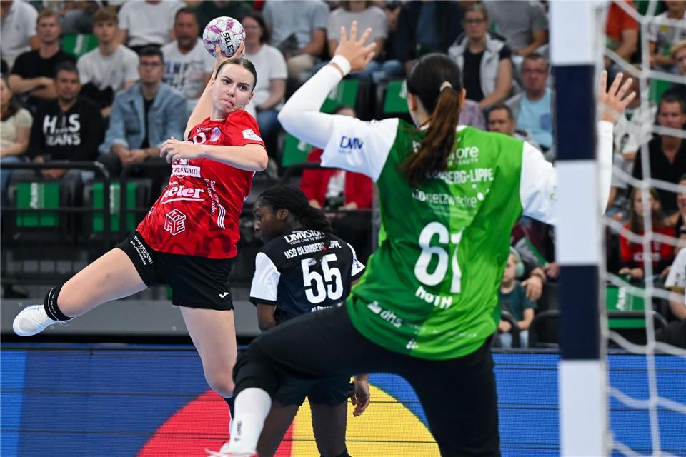 Anna Szabo (l) bleibt beim Thüringer HC. (Archivbild)Sven Hoppe/dpa