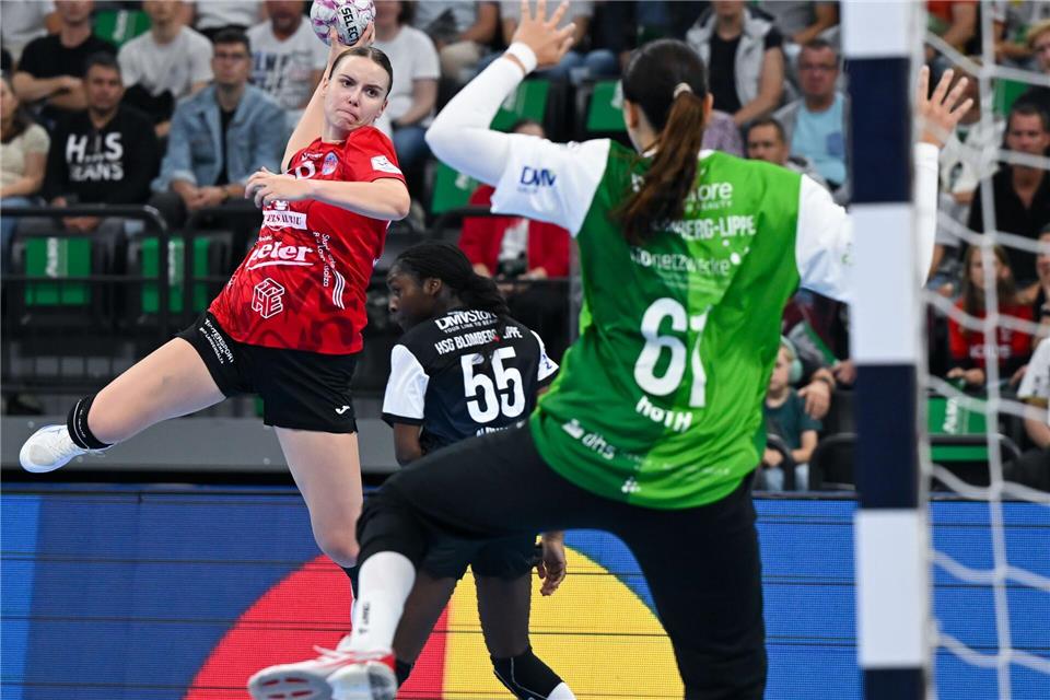Anna Szabo und die Bundesliga-Handballerinnen des Thüringer HC kassierten im Auswärtsspiel bei der HSG Blomberg-Lippe eine  deutliche Niederlage.Sven Hoppe/dpa