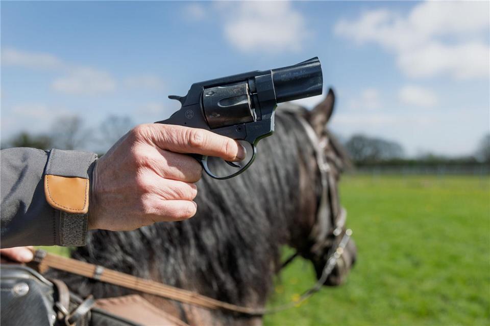 Anna Weiler feuert auf dem Rappen Oro, der bei den Karl-May-Spielen Winnetous Pferd Iltschi darstellt, einen Schreckschuss-Revolver ab.Markus Scholz/dpa