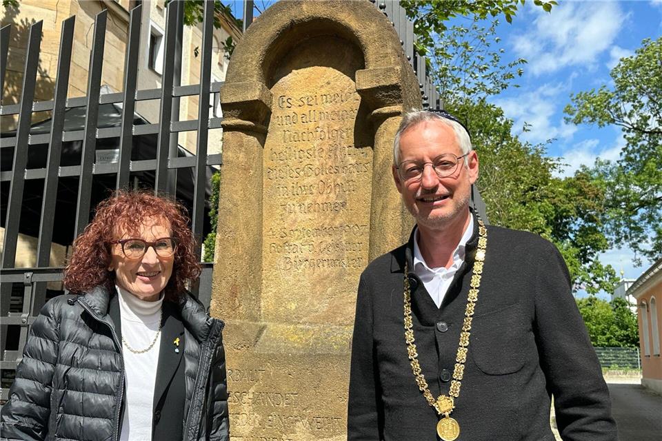 Gedenken an Neubeginn jüdischen Lebens nach dem Krieg Anna Zisler, Vorsitzende der Israelitischen Kultusgemeine Straubing-Niederbayern, und Oberbürgermeister Markus Pannermayr (CSU) stehen an einem Pfeiler an der Straubinger Synagoge. Bei deren Einweihung 1907 hatte der frühere Bürgermeister Franz von Leistner ein Bekenntnis in Stein meißeln lassen: „Es sei meine und all meiner Nachfolge heilige Pflicht, dieses Gotteshaus in ihre Obhut zu nehmen.“Ute Wessels/dpa