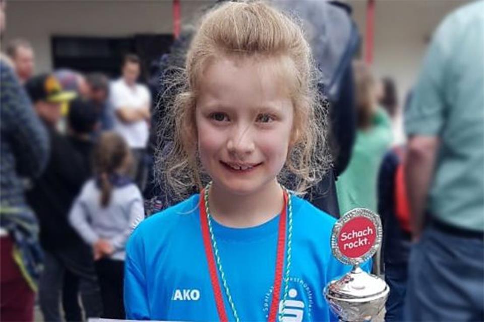 Kleines Schach-As aus Raesfeld fährt zur Deutschen Meisterschaft Annalena Bone mit Urkunde und Pokal.