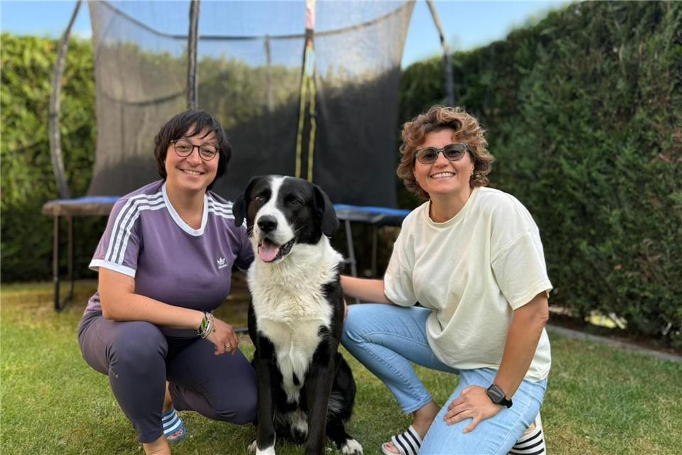 Annamaria (links) und Angela Casalino leben nun glücklich in Borken mit ihrer Tochter und ihrem Hund Kikko.