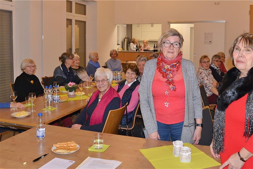 Anne E. Zorn (rechts) stellte humorvolle Texte vor; links kfd-Teamsprecherin Christel Springer.