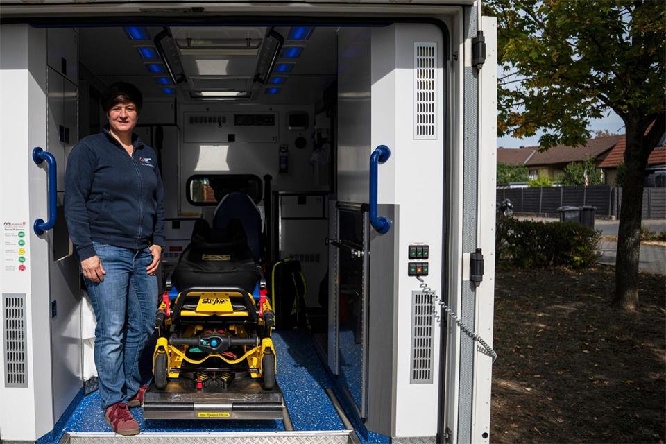 Anne Muster, DRK-Ausbilderin, zeigt den Kindern, wie ein Krankenwagen von innen aussieht. Hannes P. Albert/dpa