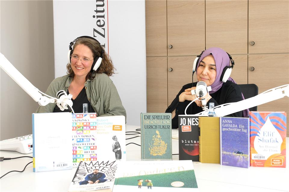 Anne van Stegen und Zeynep Günes berichten beim BZ-Podcast davon wie Bücher Menschen verbinden können und eine Bücherei ein wichtiger Ort für eine Kommune sein kann.
