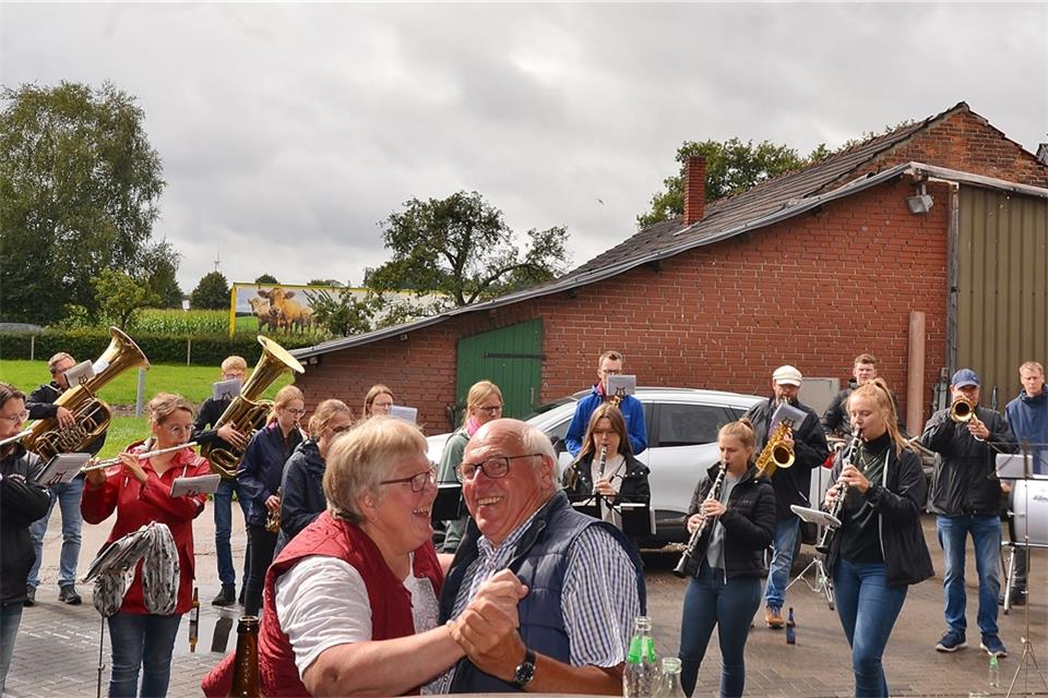 Anneliese und Klemens Lanvermann feierten Hochzeitstag – begleitet von den Burgmusikanten.
