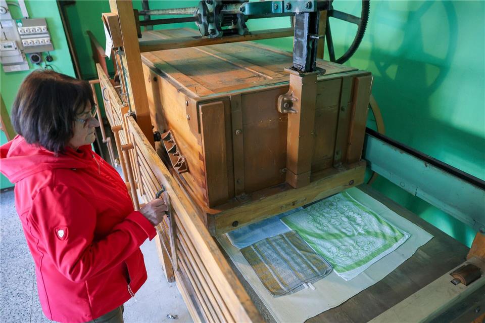 Annerose Illing mangelt die Wäsche ihrer betagten Mutter mit einer historischen Kaltmangel.Jan Woitas/dpa