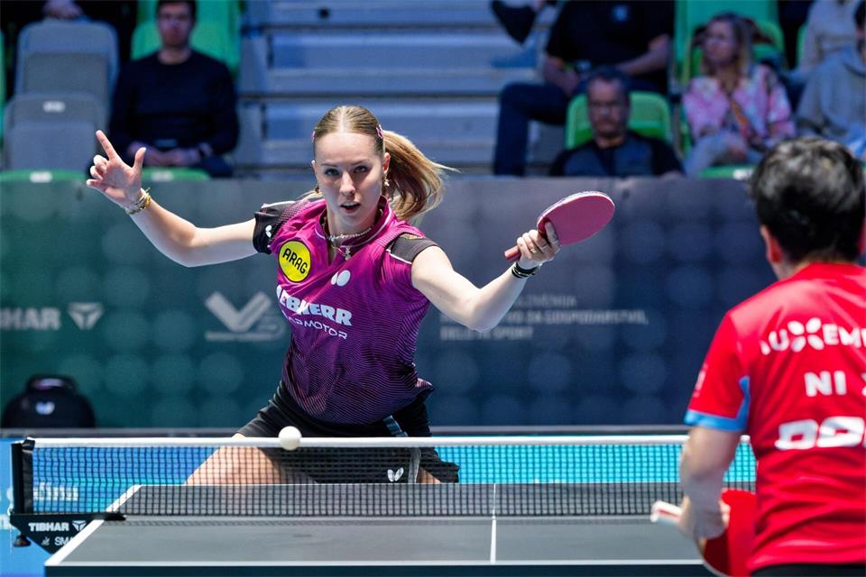 Annett Kaufmann im EM-Duell mit der 63-jährigen Ni Xia Lian.Manfred Schillings/dpa