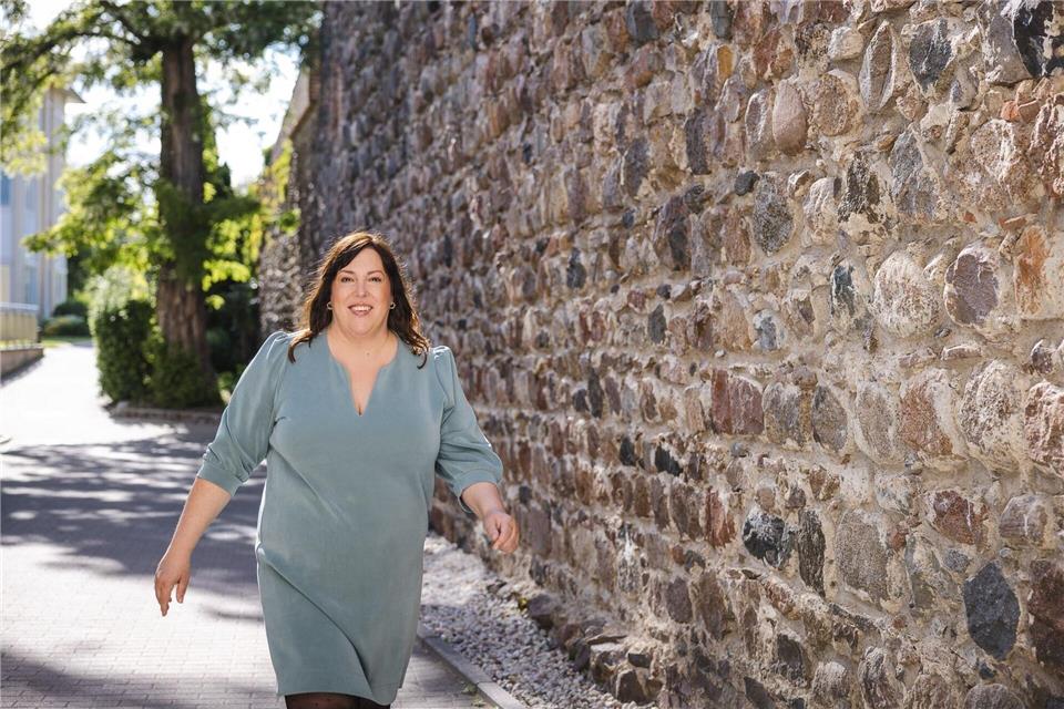 Annette Binder (parteilos) hat die Stichwahl um das Bürgermeisteramt in Strausberg gewonnen. Julia Otto/dpa