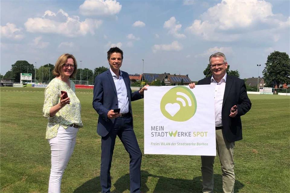 Annette Dirks (Vertriebsleiterin Stadtwerke), Stadtwerke-Geschäftsführer Ron Keßeler und Bürgermeister Martin Tesing freuen sich über freies WLAN für alle.